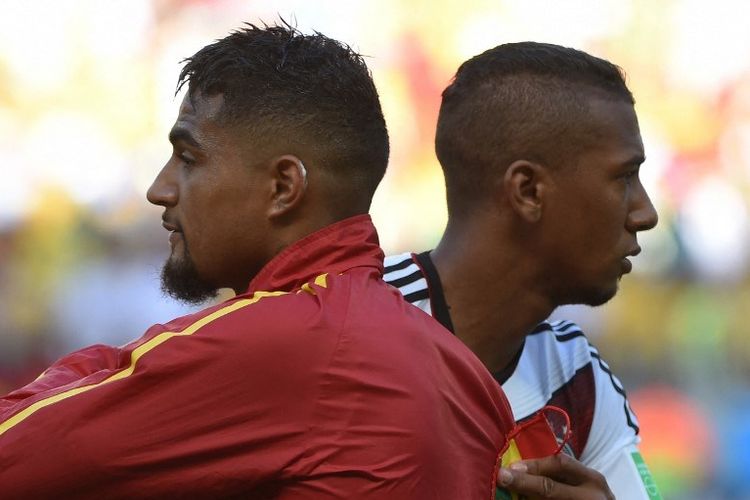 Bek Jerman, Jerome Boateng, berpelukan dengan sang kakak, Kevin-Prince Boateng, yang membela Ghana dalam laga fase grup Piala Dunia 2014 di Castelao Stadium, Fortaleza, Brasil, 21 Juni 2014.