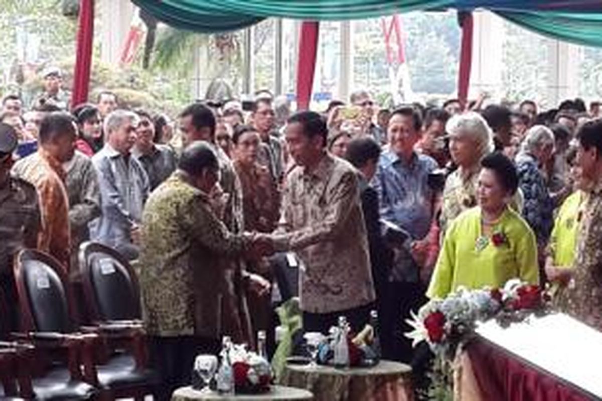 Presiden Republik Indonesia Joko Widodo didampingi Chairman Sahid Group, Sukamdani Sahid Gitosardjono, meresmikan pembukaan gedung perkantoran Sahid Sudirman Center setinggi 59 lantai di Sahid City, Jl Sudirman, Jakarta Pusat, Sabtu (14/3/2015).