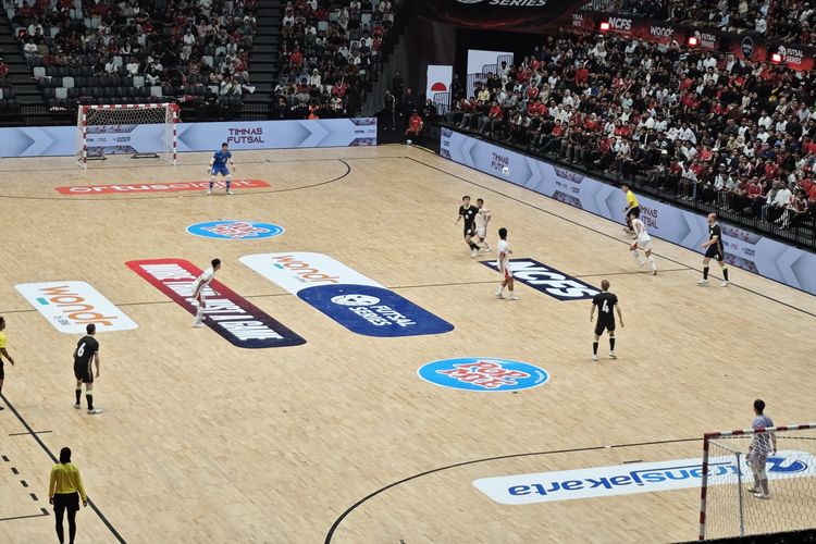 Suasana laga ekshibisi antara timnas futsal Indonesia vs Australia di Indonesia Arena, Jakarta, Sabtu (1/11/2025).