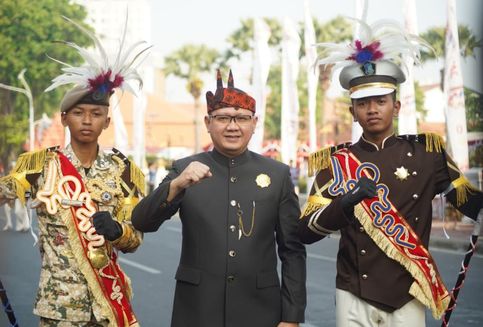 Marching Band Gemantara Dharma Praja SMAN 2 Taruna Pamong Praja Jatim Tampil Memukau di Peringatan Hari Jadi Ke-81 Provinsi Jatim