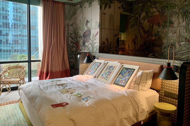 25hours Hotel Jakarta The Oddbird membuka pintunya bagi para penikmat seni, mengundang publik untuk melihat karya dalam suasana yang tak biasa. Room Art Fair 2026 berlangsung pada 16-19 April 2026, mengubah dekorasi seluruh kamar di lantai 10 menjadi ruang galeri yang hidup dan terbuka untuk publik.