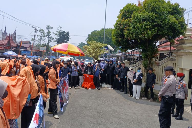 Civitas Akademika Universitas Fort de Kock Demo Polresta Bukittinggi, Desak Tuntas Kasus Kekerasan