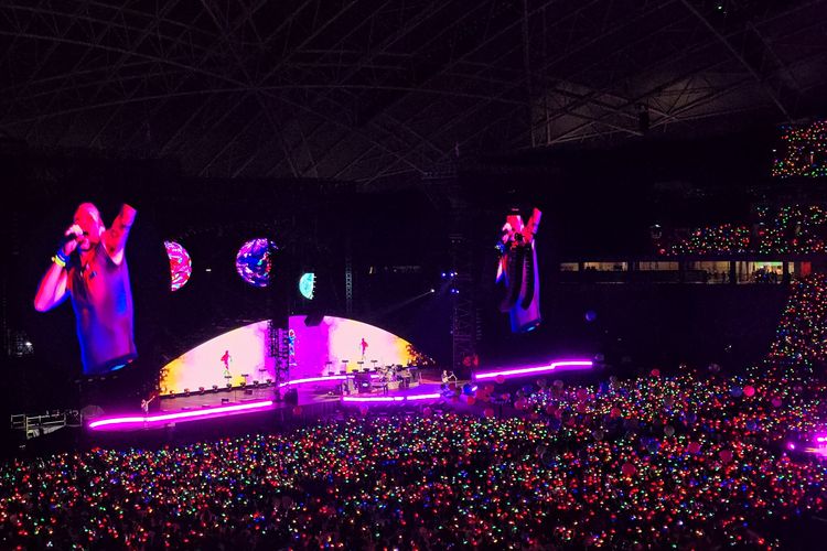 Suasana penonton di konser Coldplay di Singapura. Gelang LED yang dikenakan para penonton akan menyala secara otomatis menyesuaikan tempo dan irama lagu yang dibawakan