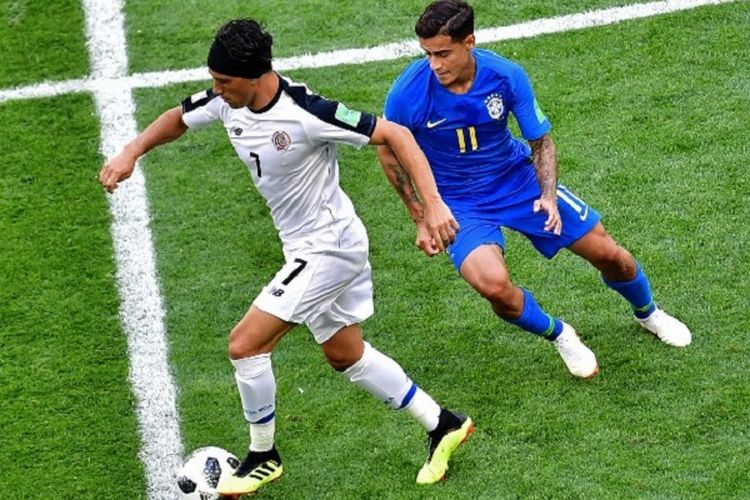 Christian Bolanos dibayang-bayangi Philippe Coutinho pada laga Brasil vs Kosta Rika di St. Petersburg, 22 Juni 2018. 