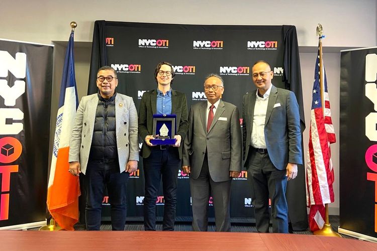 Delegasi Otorita Ibu Kota Nusantara (OIKN) yang dipimpin oleh Deputi Bidang Transformasi Hijau dan Digital Otorita IKN mengunjungi IBM dan New York Office for Technology and Innovation (NYC OTI) dalam rangkaian kegiatan Smart City Reverse Trade Mission (RTM) di Amerika Serikat.