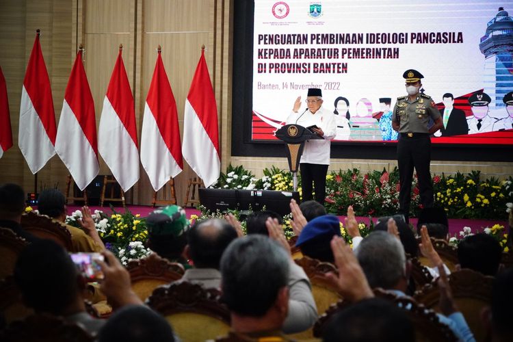 Wakil Presiden Ma'ruf Amin menyampaikan sambutan acara penguatan pembinaan ideologi kepada aparatur pemerintah provinsi Banten di Serang, Senin (14/11/2022).