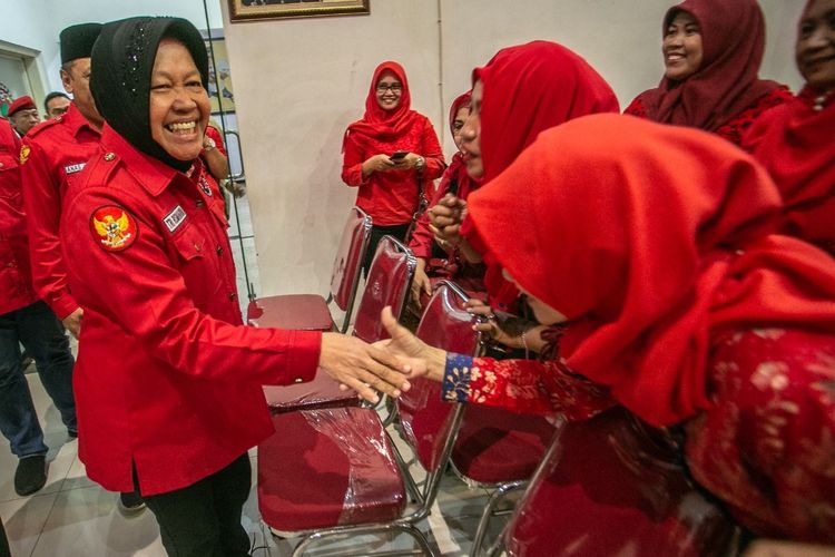 Risma menghadiri pelantikan pengurus anak ranting DPC PDIP Kota Surabaya, Minggu (16/2/2020) malam di kantor DPD PDIP Jatim.