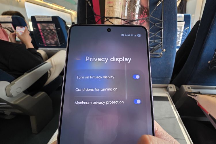 Cara mengaktifkan Privacy Display di Samsung S26 Ultra cukup cepat. Saya cukup membuka quick panel, lalu mengetuk opsi Privacy Display. Dalam hitungan detik, mode privasi langsung aktif. 
