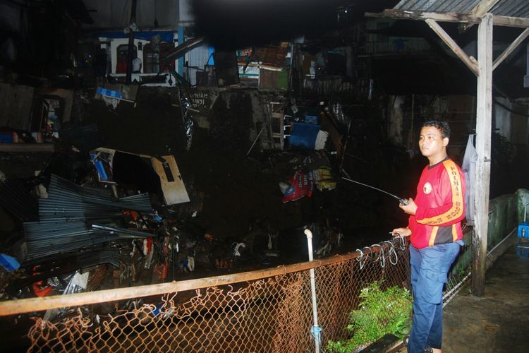 Seorang anggota tim SAR menunjukkan lokasi longsor di Kampung Warung Bandrek, Kelurahan Bondongan, Kecamatan Bogor Selatan, Kota Bogor, Jawa Barat, ambrol, Senin (5/6/2017).