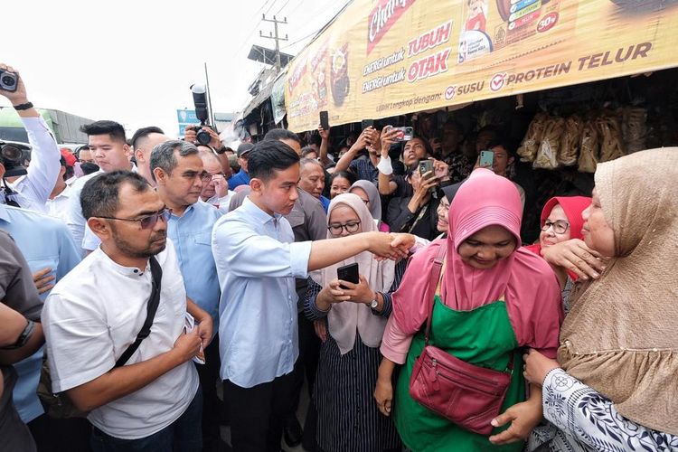 Bakal calon wakil presiden (bacawapres) Gibran Rakabuming menghabiskan akhir pekan dengan blusukan atau mengunjungi Pasar Natar, Lampung, Sabtu (11/11/2023).