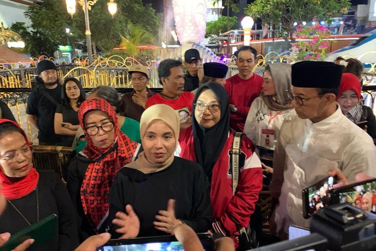 SAFARI POLITIK--,-Istri calon presiden nomer urut tiga, Ganjar Pranowo, Siti Atiqoh Suprianti mulai melakukan safari politik di Kota Madiun, Jawa Timur, Minggu (17/12/2023) malam