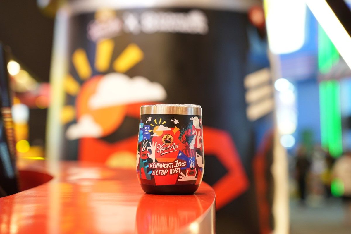 Tumbler dengan desain yang sama yang dapat dibeli melalui paket pembelian di booth Kapal Api selama gelaran Jakarta Fair Kemayoran berlangsung.