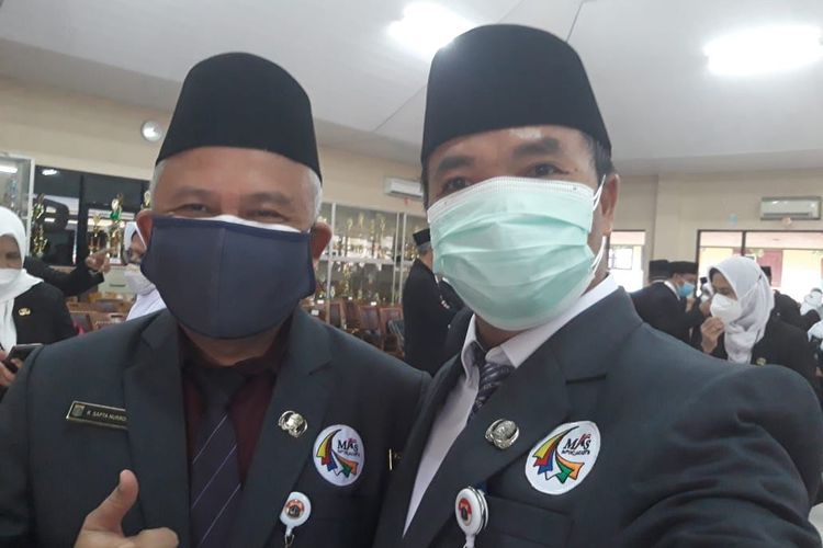 Kepala Sekolah SMP Negeri 75 Jakarta Barat (Jakbar) Edi Krisnanto (kanan) saat mengikuti acara Sertijab, Kamis (2/9/2021).