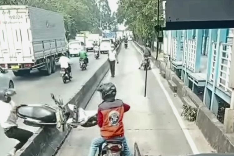 Sejumlah pengendara sepeda motor dilanda kepanikan saat melihat polisi berada di ujung jalur Trans Jakarta atau busway di kawasan Rawa Buaya, Cengkareng, Jakarta Barat, pada Kamis (4/8/2022).
