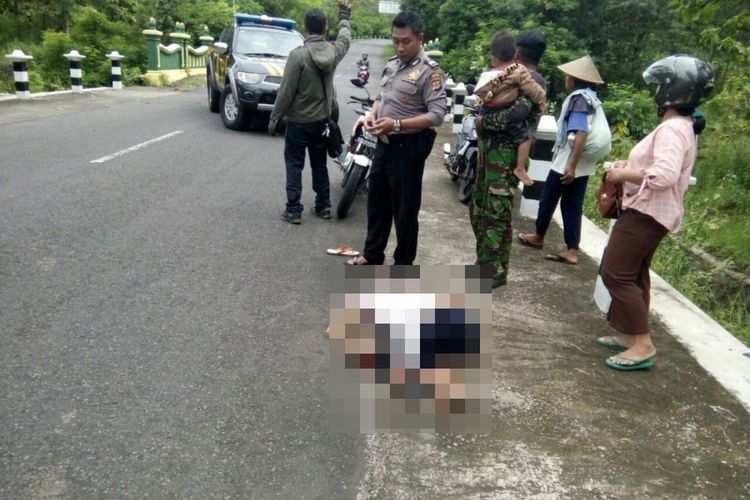 Petugas Kepolisan Sektor Paliyan, Gunung kidul, Yogyakarta, Saat Mendatangi lokasi Kecelakaan Juminten 