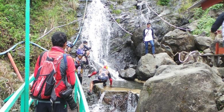 Para peserta Jelajah Sepeda Kompas Banjarmasin-Balikpapan sedang menikmati objek wisata Air Terjun Gunung Rambutan di tengah Etape 4 Batu Kajang-Tanah Grogot, Kamis (7/5/2015). Air Terjun Gunung Rambutan terletak di pinggir Jalan Trans Kalimantan km 130, Desa Sungai Terik, Kecamatan Batu Sopang, Kabupaten Paser, Kalimantan Timur.