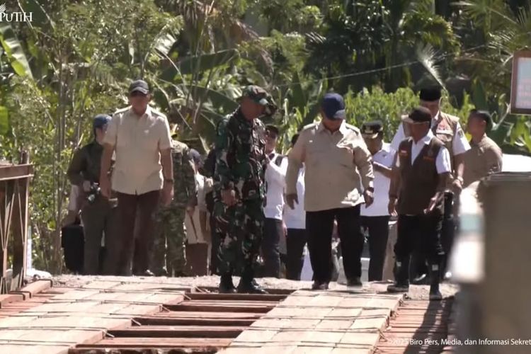 Presiden RI Prabowo Subianto menghentakkan kaki saat meninjau langsung proses pembangunan jembatan bailey yang terdampak bencana banjir dan longsor di Padang Pariaman, Sumatera Barat, Kamis (18/12/2025). 