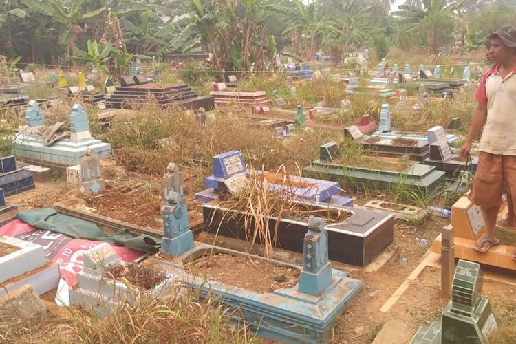 Lokasi tempat jenazah Aprianita (50) yang tewas dicor di Tempat Pemakaman Umum (TPU), Kecamatan Ilir Timur II Palembang, Sumatera Selatan. Korban yang merupakan PNS Kementerian PU sebelumnya dibunuh oleh tersangka Yudi yang merupakan rekan kerjanya sendiri.