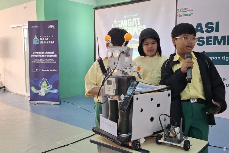 Arkan, Farrel, dan Dikira saat persentasi proyek robotic di SD Kreativitas Anak Indonesia, Jakarta Selatan, Selasa (26/8/2025)
