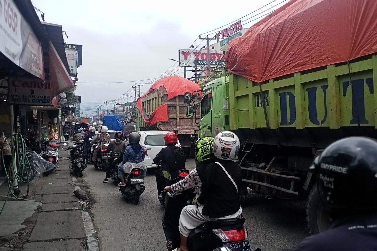 Beberapa warga yang kerap beraktivitas di sepanjang jalur Bojongsoang Kabupaten Bandung Jawa Barat, mengeluhkan soal kemacetan. Rata-rata warga meminta dan menyetujui Pemda Kabupaten Bandung segera membangun Fly Over yang menghubungkan Bojongsoang dan Baleendah.