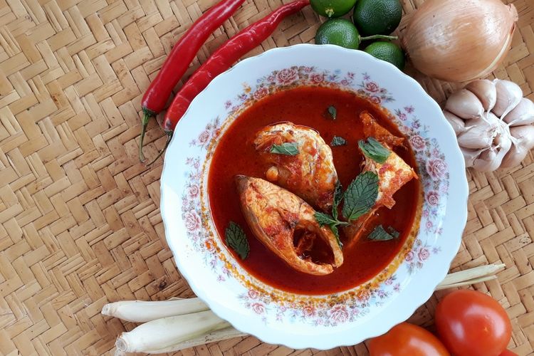 Ilustrasi hidangan sup ikan asam pedas yang nikmati untuk menu makan segala suasana. 