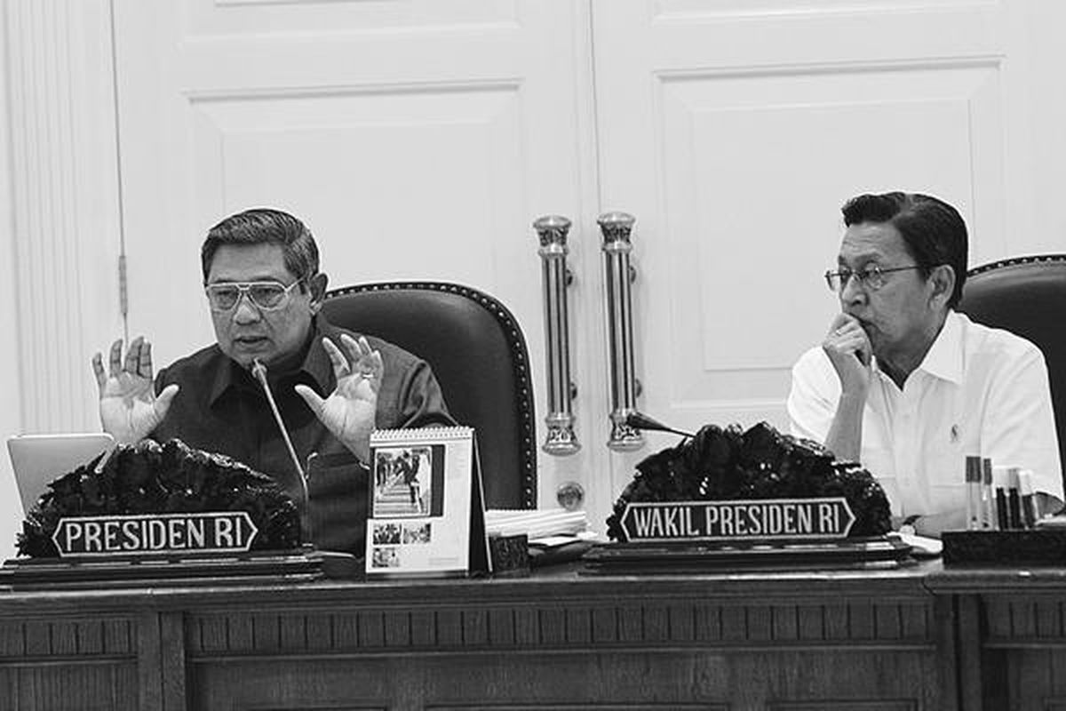  Presiden Susilo Bambang Yudhoyono, didampingi Wakil Presiden Boediono,  menggelar rapat kabinet terbatas di Kantor Presiden, Jakarta, Rabu (9/11). Rapat tersebut membahas pembangunan dan permasalahan yang terjadi di Provinsi Papua dan Papua Barat, sekaligus memastikan bahwa langkah dan solusi yang akan ditempuh tepat.