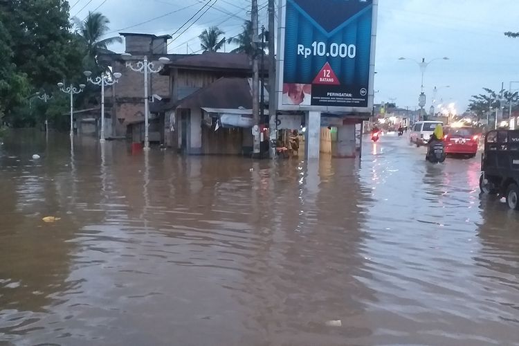 Permukiman warga dan jalan lintas di Kota Pasir Pengaraian, Kabupaten Rohul, Riau, digenangi banjir akibat luapan air Sungai Rokan Kanan, Selasa (3/12/2019).