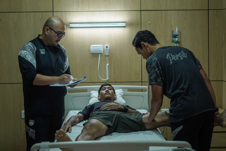 Petugas medis Persib tengah memeriksa pemain baru Persib Ryan Kurnia dalam tes medis tim jelang Liga 1 2023-2024 pada Sabtu (3/6/2023) di salah satu rumah sakit di Bandung.