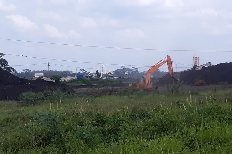Stockpile batubara yang beroperasi di pinggir Sungai Batanghari dan tak jauh dari Desa Kunangan, Kecamatan Taman Rajo, Kabupaten Muaro Jambi.