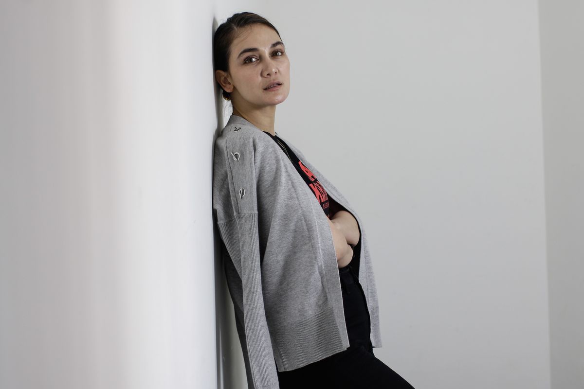 Artis peran Luna Maya berkunjung ke Kantor Redaksi ι.com untuk promo film Rumah Kentang: The Beginning, Kamis (7/11/2019). 
