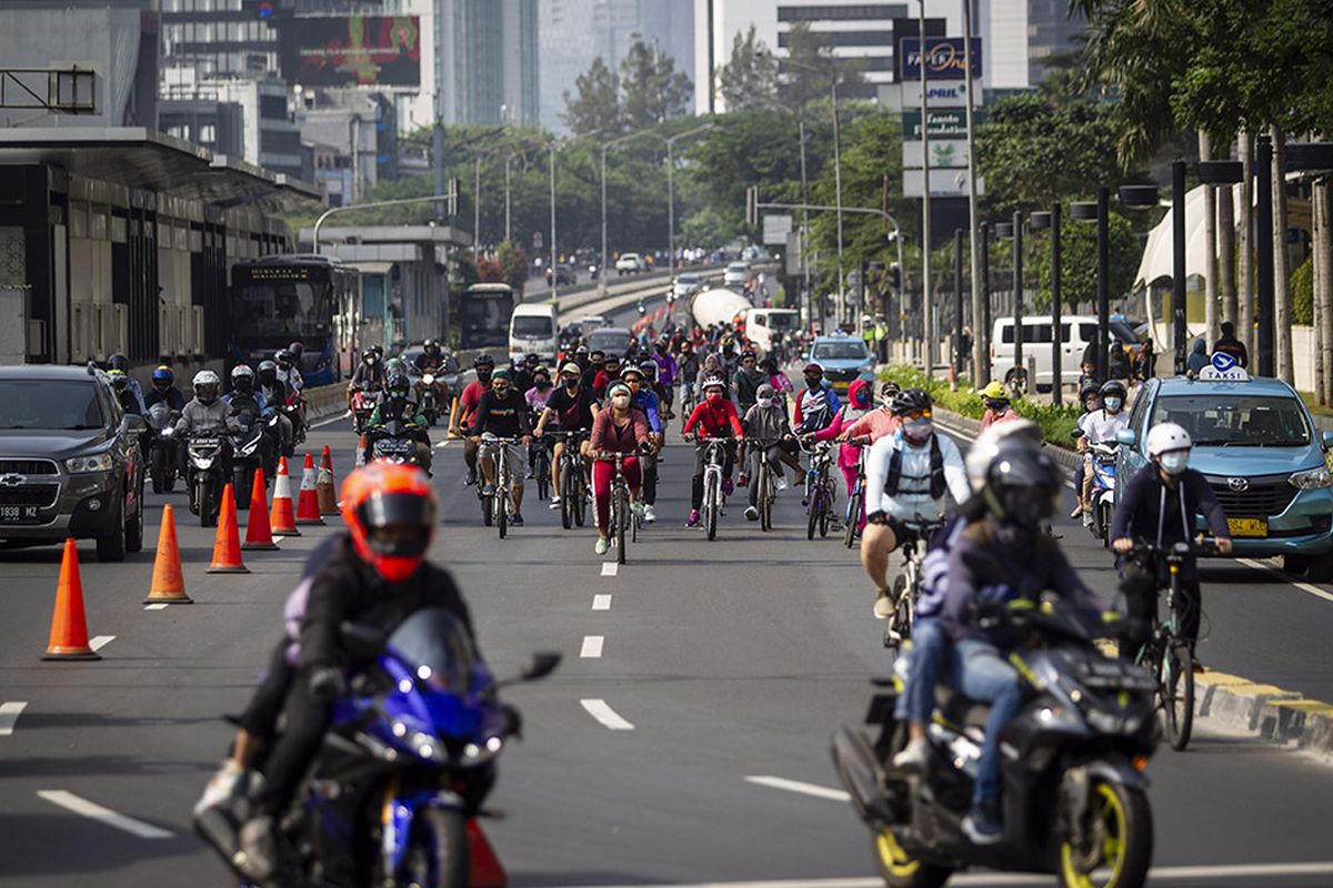 Warga bersepeda melintasi kawasan Bundaran Indonesia, Jakarta, Minggu (13/9/2020). Jelang penerapan Pembatasan Sosial Berskala Besar (PSBB) total yang rencananya dilaksanakan pada Senin (14/9/2020) masih banyak masyarakat yang melakukan olahraga di luar rumah.