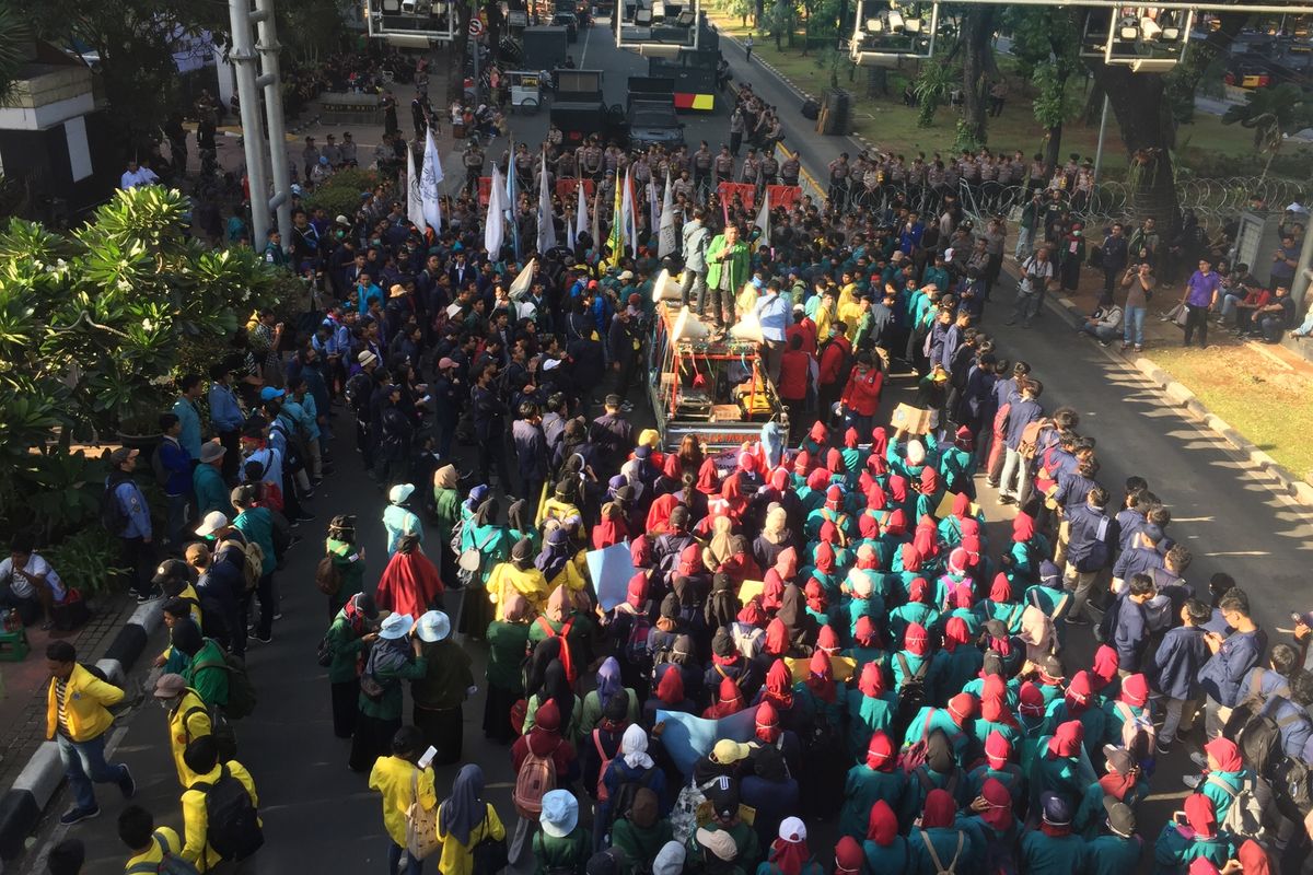 Aksi mahasiswa di Patung Kuda, Jalan Merdeka Barat, Jakarta Pusat, Senin (21/10/2019).