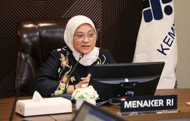 Menteri Ketenagakerjaan (Menaker) Ida Fauziyah saat menghadiri acara Sosialisasi Kebijakan Terbaru Hubungan Industrial secara virtual di Jakarta, Jumat (20/8/2021).