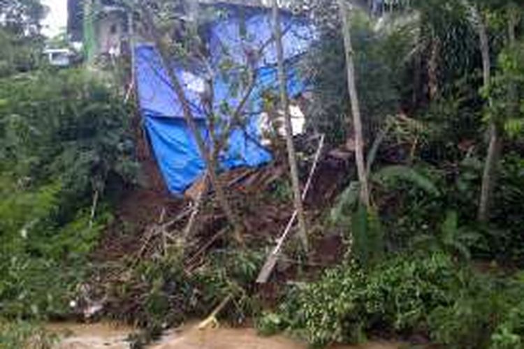 Bagian belakang dua rumah tergerus tanah longsor di Kampung Pancalikan, Cibadak, Sukabumi, Jawa Barat, Kamis (10/3/2016) 