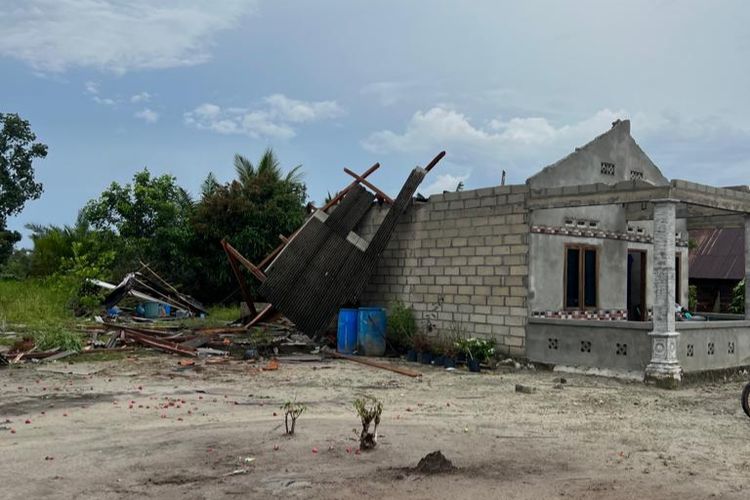 Atap rumah warga di Desa Lubuk Lesung Bangka, copot diterjang puting beliung imbas badai Laut Natuna, Sabtu (15/10/2022).