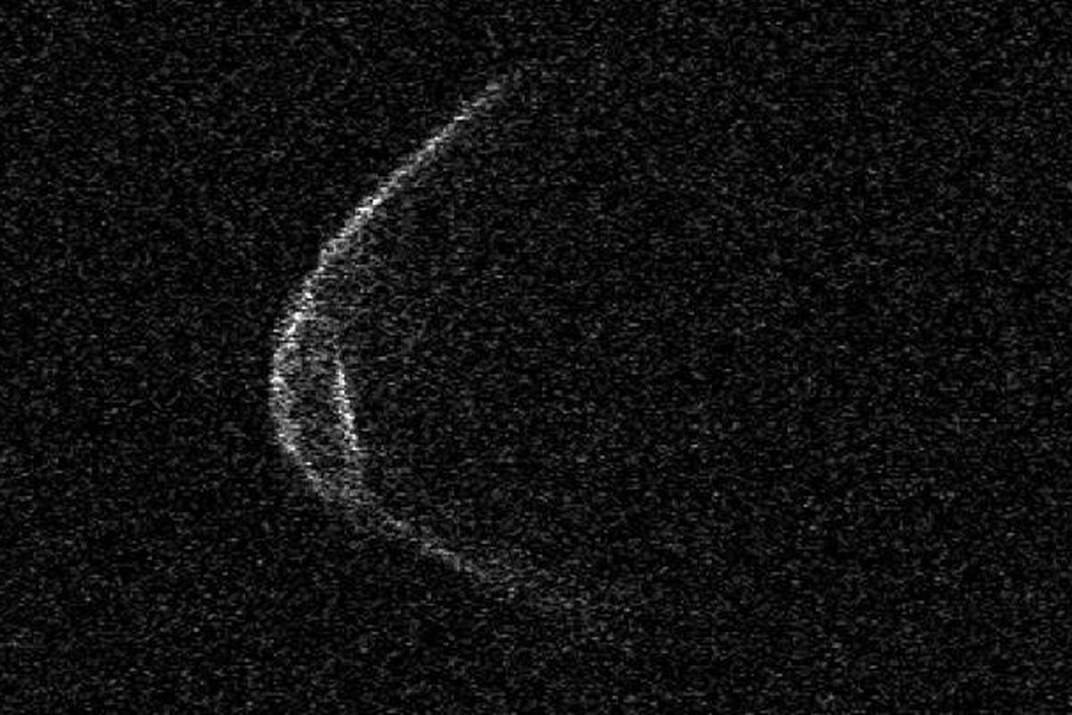 Sebagian wajah asteroid 1998 OR2 dalam citra teleskop radar Observatorium Arecibo, Puerto Rico (AS). Asteroid ini berdiameter 2.500 m dan berhiaskan cekungan kawah selebar ~900 meter di wajahnya. Kawah tersebut adalah produk benturan antar asteroid di masa silam. 