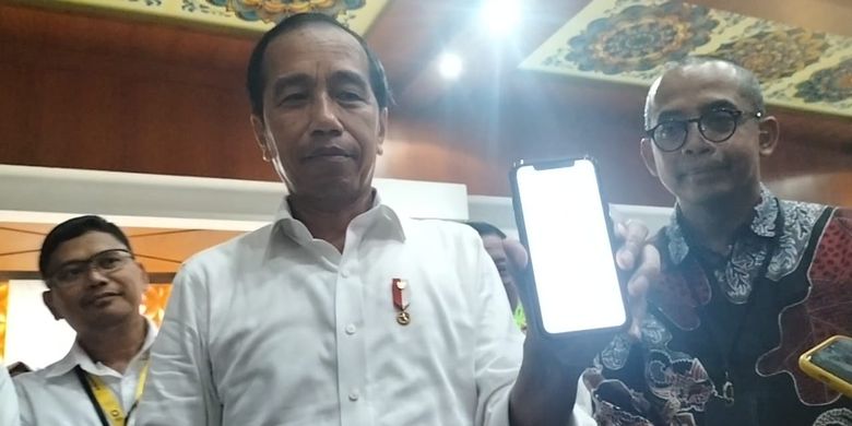 Presiden Joko Widodo (Jokowi) ketika menunjukkan Surat Pemberitahuan (SPT) laporan pajak yang dilakukannya, saat meninjau Kantor Pajak Pratama (KPP) di Solo, Jawa Tengah, Kamis (9/3/2023).
