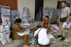 Pegawai Kontrak Pemkab Buleleng Berbondong-bondong Cari Slip Gaji Pertama di Gudang