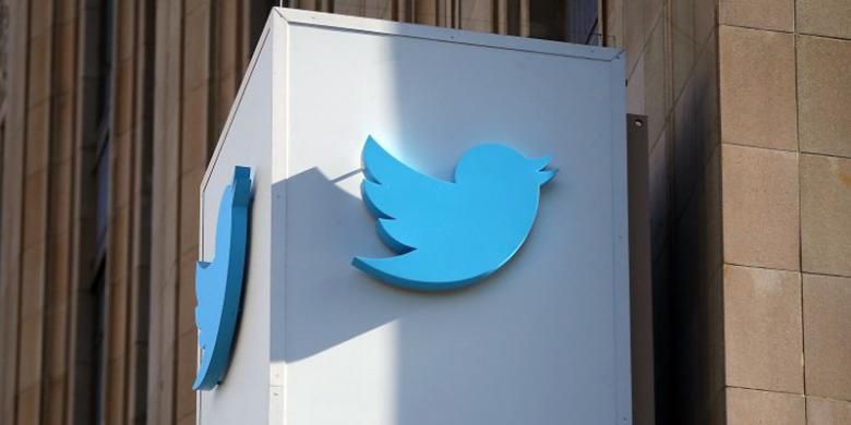 Logo Twitter di depan kantornya di San Francisco, AS.