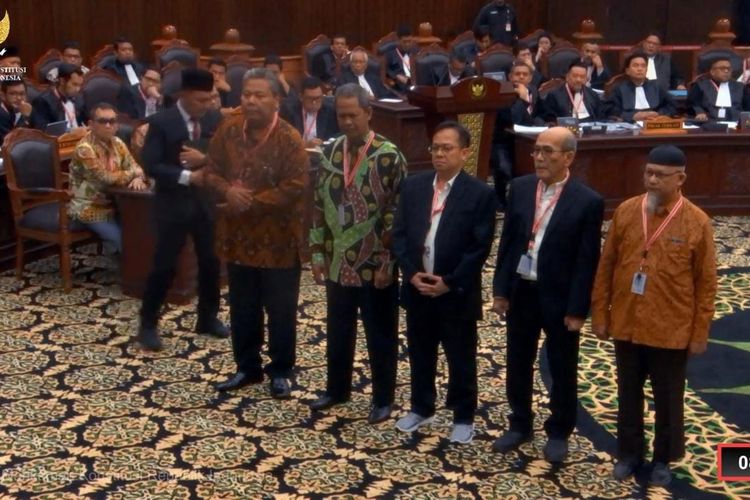 Para ahli yang dihadirkan  Tim Hukum Anies Baswedan-Muhaimin Iskandar diambil sumpahnnya sebelum sidang sengketa hasil Pilpres 2024 dengan agenda pemeriksaan saksi dan ahli dimulai di Gedung MK, Jakarta, Senin (1/4/2024).