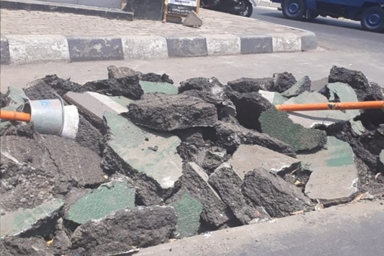 Jalur sepeda di Jalan Diponegoro, tepatnya di bawah Jembatan Kereta Cikini yang dibongkar karena imbas  pelebaran trotoar, Selasa (19/11/2019)