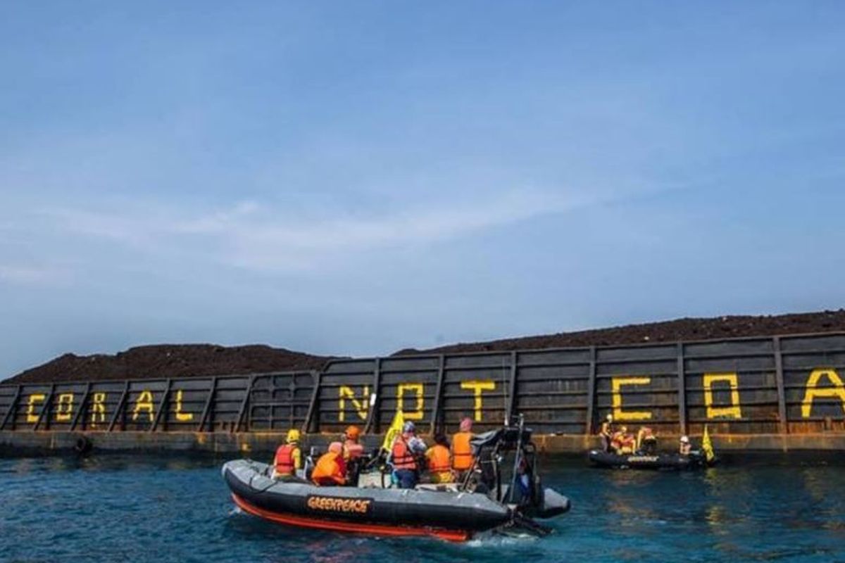 Aktivis Greenpeace menulis Coral not Coal di lambung tongkang batubara di Karimunjawa, sebagai ilustrasi. (Foto: Greenpeace Indonesia)