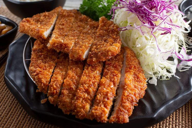 Chicken katsu, memiliki tekstur krispi di bagian luar dan lembut serta juicy bagian dalam.