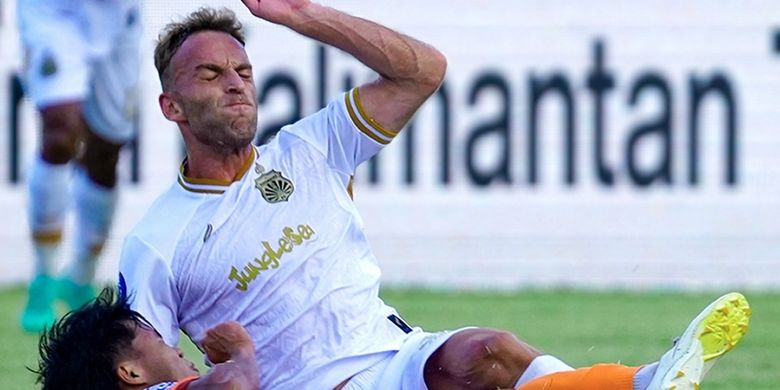 Pemain Bhayangkara Lampung FC (putih) berebut bola dengan pemain Borneo FC (oranye) dalam laga perdana Indonesia Super League di Samarinda, Jumat (8/8/2025).