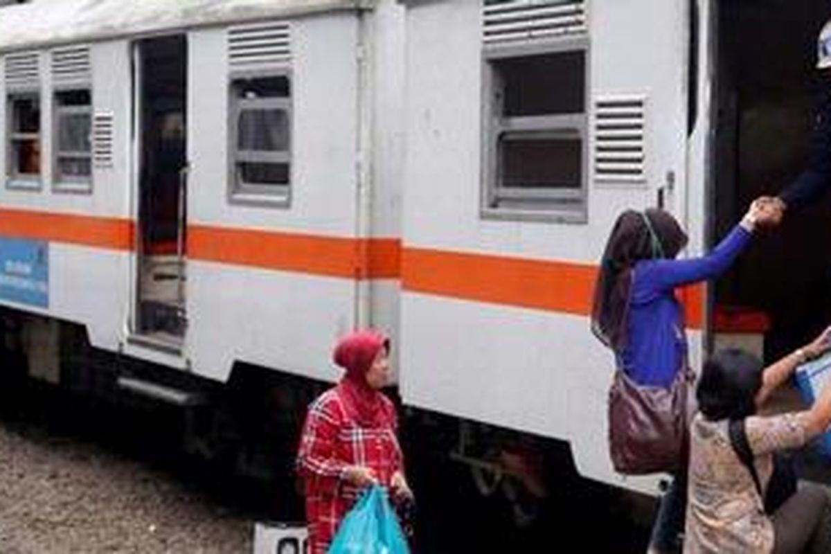 Penumpang harus memanjat untuk naik ke sebuah rangkaian KRL Ekonomi non AC  di Manggarai, Jakarta, Selasa (14/5/2013). Ditjen Pt KAI sepakat kereta KRL AC akan ditingkatkan jumlahnya mengantikan kereta non AC karena dari segi keamanan, kereta non AC rawannkarena pintu tidak tertutup secara otomatis.

