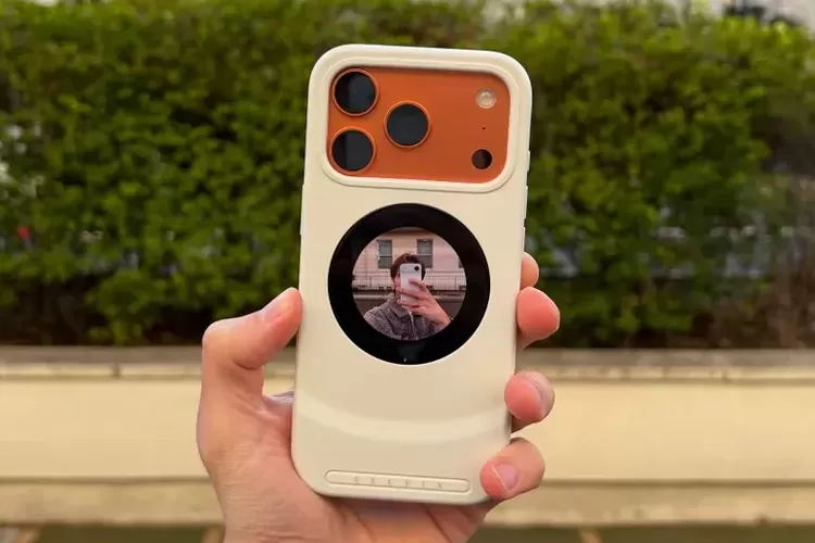 Casing iPhone17 Pro Ini Punya Layar Sentuh dan Slot MicroSD