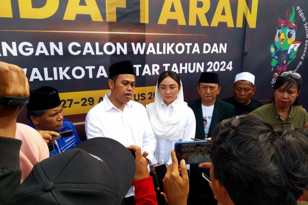 Pasangan Calon Wali Kota Syauqul Muhibbin dan Calon Wakil Wali Kota Elim Tyu Samba menjawab pertanyaan wartawan di sela proses pendaftaran ke KPU Kota Blitar, Rabu (28/8/2024) sore.