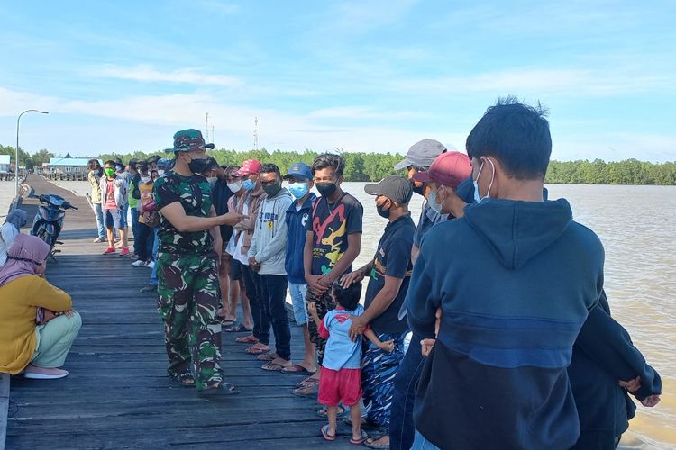 Sejumlah calon buruh migran illegal yang hendak menyeberang ke Malaysia diamankan Tim SFQR Lanal Nunukan Kaltara. Mereka turun di Tarakan untuk menghindari sweeping di pelabuhan Tunon Taka, dari Tarakan mereka naik speed boat tujuan Pulau Sebatik.