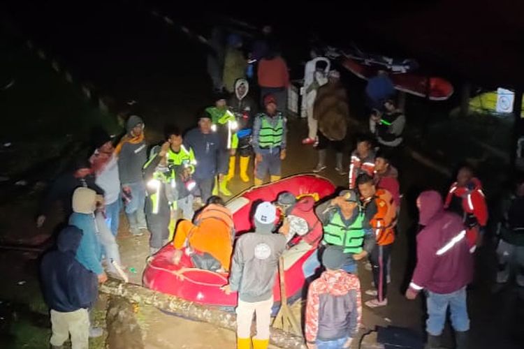 Tim SAR Gabungan akhirnya menemukan Haru Ardiansyah (15) yang dinyatakan tenggelam sejak Kamis (31/3/2022) di Danau Situ Cileunca Pangalengan Kabupaten Bandung. Heru ditemukan pukul 02.25 WIB dalam keadaan meninggal dunia, Senin (4/4/2022).