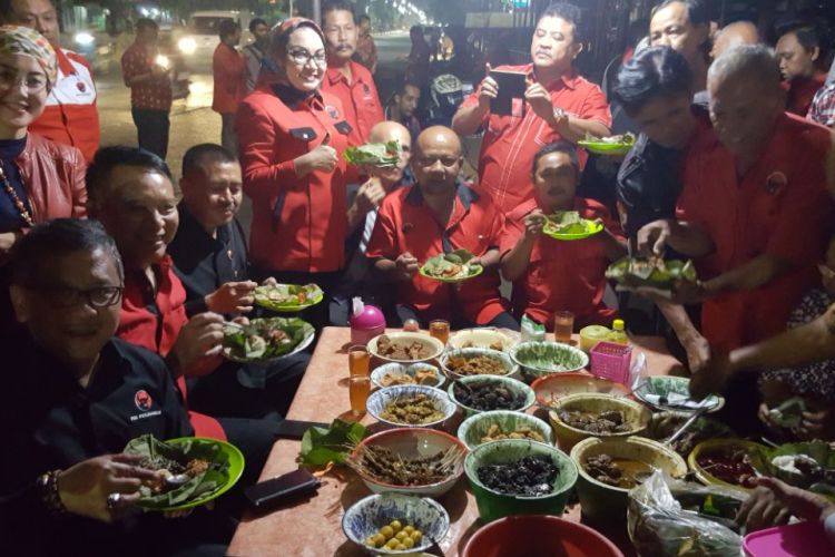 Sekjen DPP PDI Perjuangan Hasto Kristiyanto makan bareng bersama kadernya seusai konsolidasi politik di Cirebon, Jawa Barat, Jumat (15/9/2017).